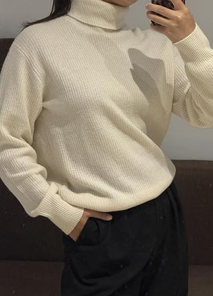 Светр білий із високою горловиною гольф uniqlo