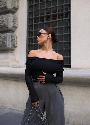 Топ лонгслив с подворотом с открытыми плечами