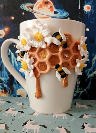 Чашка, кружка "мед" с декором из полимерной глины