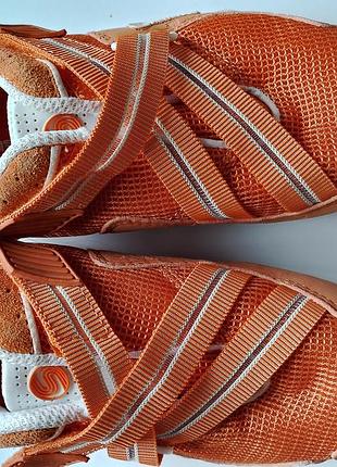 Спортивные кроссовки