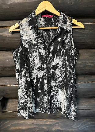 Блузка boohoo легка, напівпрозора, шифонова,чорно білого кольору з довгим рукавом має відкриті плечі, з коміром та манжетами, на ґудзиках, розмір s, m