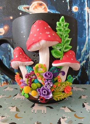 Кружка, чашка с декором "мухамора"