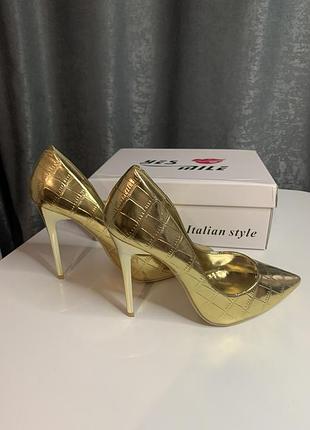 Туфлі на шпильках