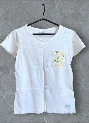 Біла футболка