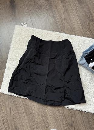 Чорна спідниця з плащівки