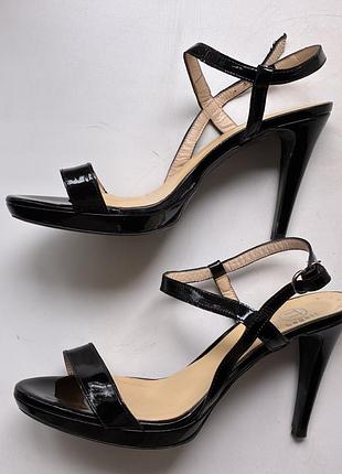 Босоніжки на високих підборах з натуральної лакованої шкіри. р. 39 italy