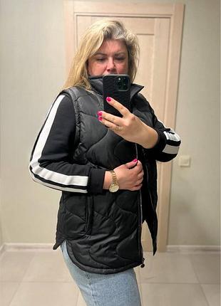 Женский теплый жилетка из плащевки стеганая волна черный изумрудный