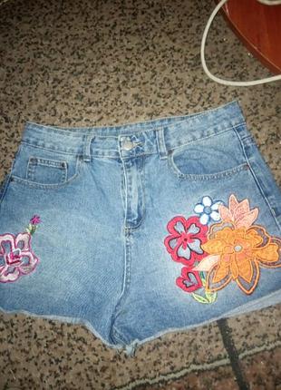 Шорты с вышивкой.