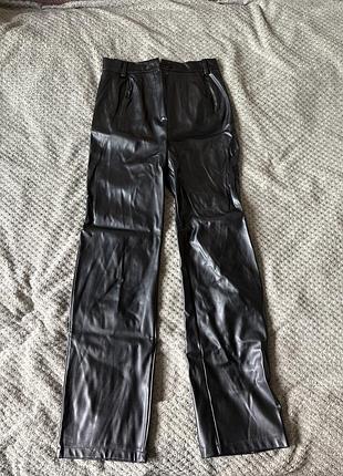 Коже ні штани жіночі чорні прямого крою розмір l