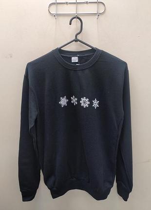 Світшот жіночий чорний зі сніжинками.і-10034
розміри:m;l;xl;2xl
ціна -450грн