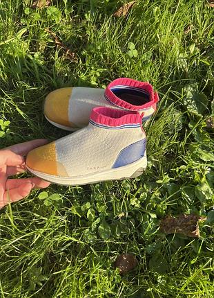 Кросівки є 22 та 23 розмір