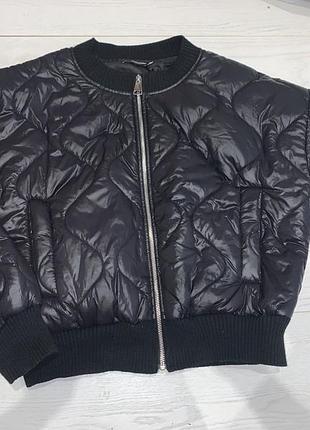 Жіноча стьобана куртка на замку на осінь з карманами чорна prettylittlething m