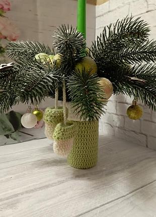 Новорічна композиція на стіл в салатовому кольорі зі в*язаним декором зі свічкою новорічний декор