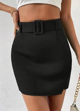 Чорна міні-спідниця з поясом
