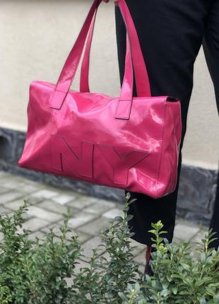 Яскрава лакова рожева сумка dkny4 фото