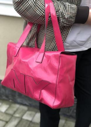 Яскрава лакова рожева сумка dkny6 фото