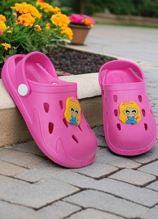 Яркие детские крокс/сабо розового цвета (джибитс в комплекте)