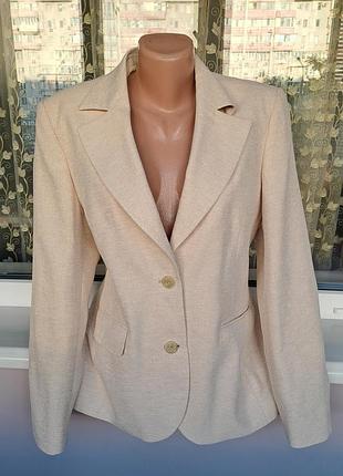 Женский нарядный светлый бежевый пиджак жакет