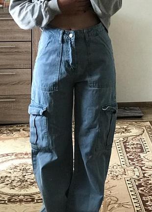 Широкі джинси з кишенями