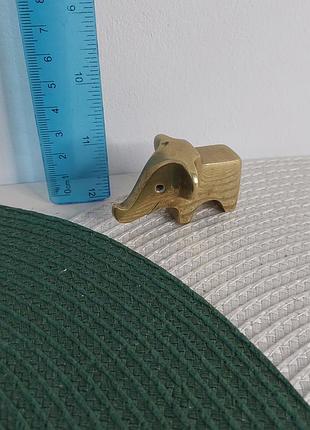 Миниатюрная статуэтка слона. латунь.