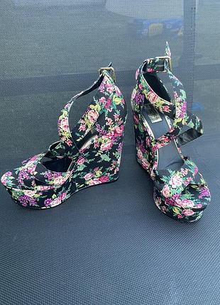 Босоніжки на танкетці