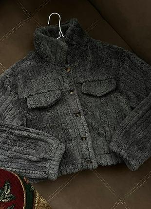М‘якенька плюшева шубка з комірцем і ґудзиками🖤