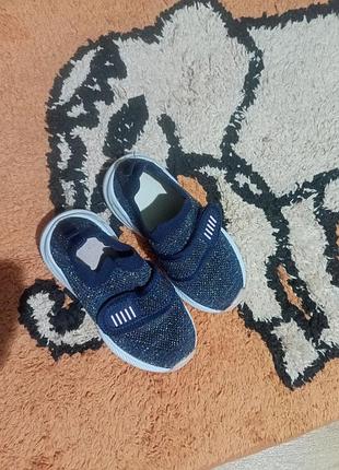 Кроссовки лёгкие