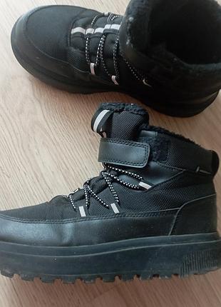 Зимове взуття в ідеальному стані.