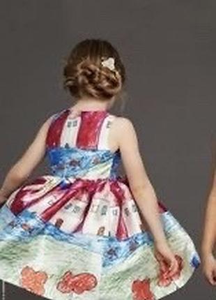 Сукня з малюнками щасливого дитинства