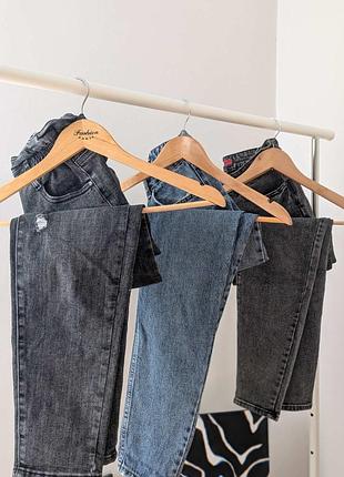 Женские-подростковые джинсы. турецкое производство, в объявлении 3 пары джинсов: 1.сине-голубые, 2.черные