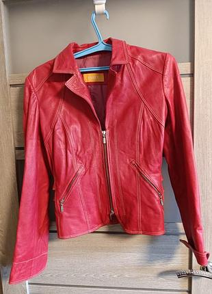 Кожаная розовая куртка косуха