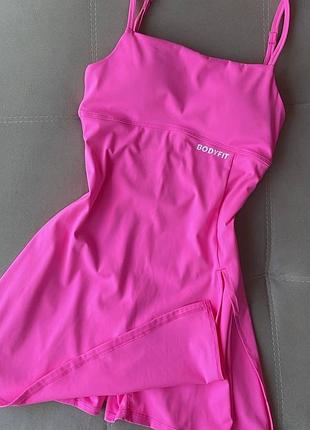 Яскрава спортивна сукня з шортиками