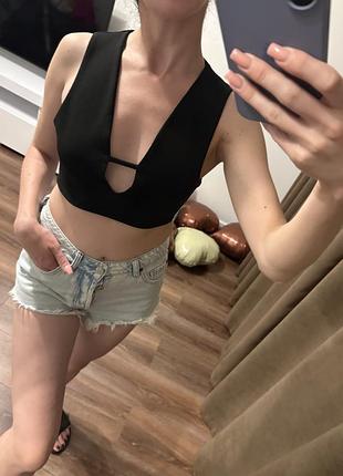 Стильний відкритий топ з вирізом