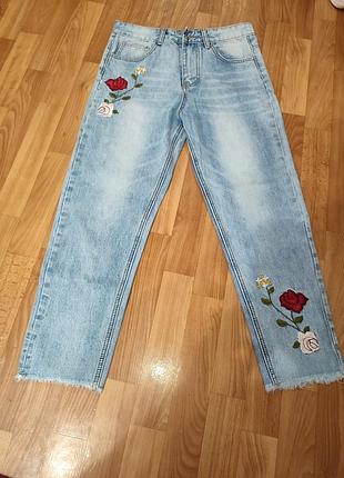 Новые очень красивые джинсы с вышивкой 28 размера