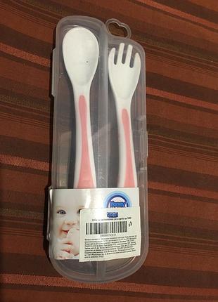 Ложка та виделка в контейнері