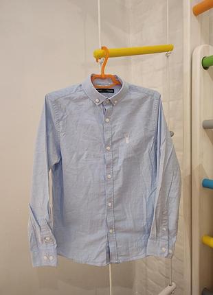Стильная качественная рубашка для мальчика от бренда next размер указан на бирочке 9 лет