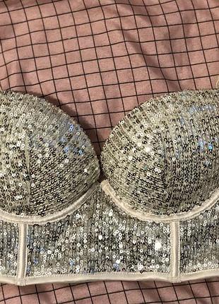 Блискучий бежевий топ з пушапом