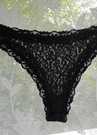 Черные кружевные трусики в сеточку.