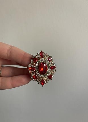 Металева брошка «червона корона»