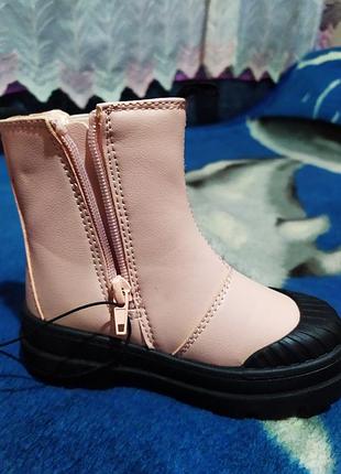 Красивые розовые сапожки для девочки