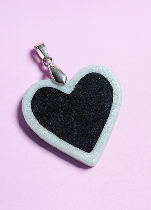Підвіска з епоксидної смоли «чорне серце»