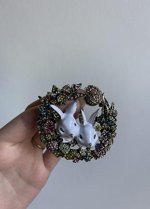 Металева брошка «закохані кролики в квітковому саду»