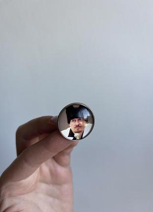 Металева брошка олександр усик «легендарний українець з мікрофоном» (мем)