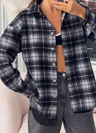 Жіноча байкова тепла сорочка у клітинку на ґудзиках