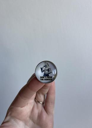 Металева брошка “don’t push the horses” з м’язистим конем-боксером