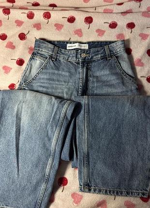 Світлі джинси з потертостями