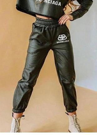 Брюки джоггеры брюки свободного кроя из экокожи с вышитым логотипом на велюровой подкладке