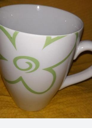 Чашка белая с зелёным цветком - 300 мл