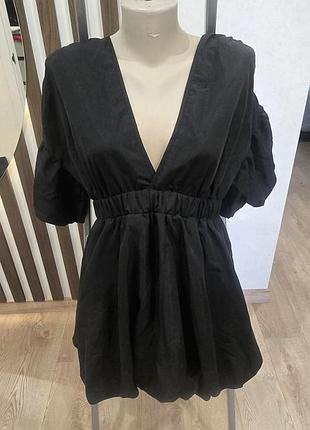 Платье с объемными рукавами и юбкой