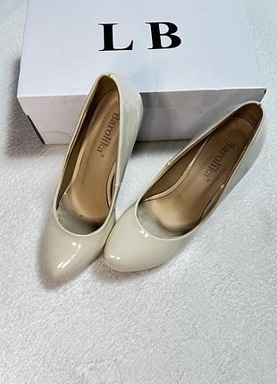 Бежеві туфлі лодочки жіночі